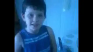 Gabriel apresentando um dos seus Robôs