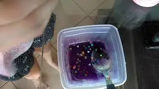 Fazendo slime com a minha amiga