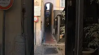Гуляем по узеньким улочкам города... А какого города?  