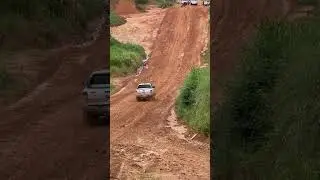 Caminhonetes na lama 