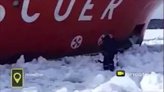 Поразительная реакция рыбака на проходящий в метре от него ледокол