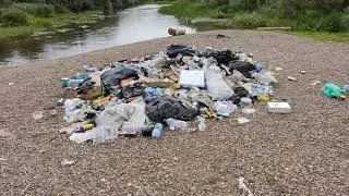 Огромная куча мусора на берегу реки в Усть-Койве!