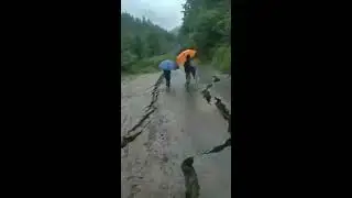 ПРИКАРПАТТЯ: ЧАСТИНА ДОРОГИ СПОВЗЛА У ВОДУ ЧЕРЕЗ ДОЩІ