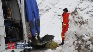 На трассе Душанбе Худжанд все еще откапывают машины