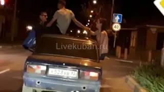 Подростки катаются, высунувшись из машины