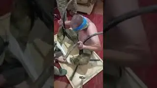 Садисты ВСУ пытают пленных российских солдат. Надеюсь они попадутся нам.