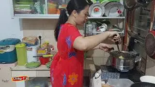 Chika pakai daster merah masak sayur rebung pedas