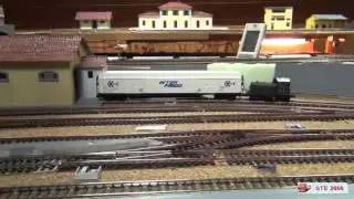 225 6098 in manovra con transito E645 043 Lima Exp nel plastico ferroviario FS Alpigiano