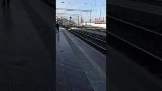 Прибытие поезда Москва -Махачкала , уставший ТЭП70 тепловоз который тянет состав с Саратова