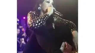 Ana del Castillo cantando SIGO ESPERANDO antes de accidentarse nuevamente.