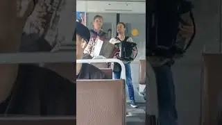 Они играли, просто захожие баянисты, а зрители просили ещё и ещё! Душевные парни🙂 Репертуар Антонова