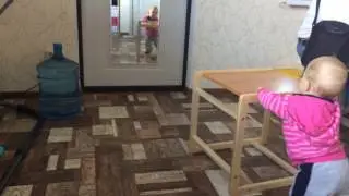 Недоношенный малыш ходит