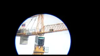 Строительный кран в объективе телескопа