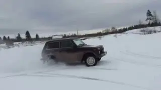 нива валит боком, по замершему озеру