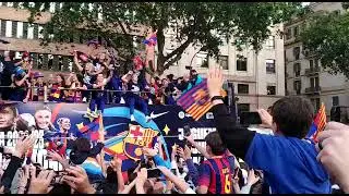 La rua de campiones i campions del Barça passant pel centre de Barcelona