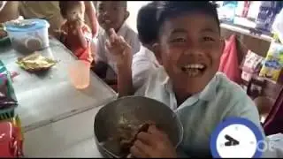 (dadank) ngakak perlombaan murit SD makan indome