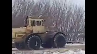 Умом Россию не понять  Пять тракторов К700 тащат стог сена по земле