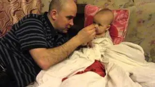 Федя кушает на кухне
