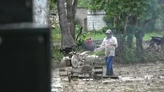 MANUVER TRAKTOR SAWAH saat Penggarapan Lahan