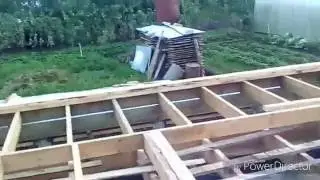 Подъем стен каркасного дома ручной лебёдкой.