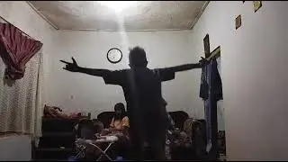 lagi main sama anak anak kecil