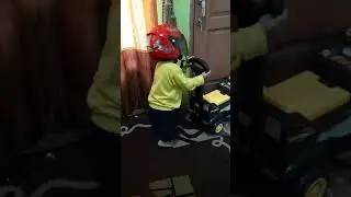Anak bayi belajar pakai helm.