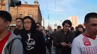 Шествие по проспекту Ленина к площади Дружбы после митинга сторонников Навального