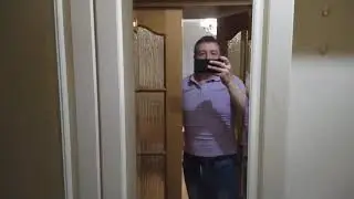Стильный шкаф для прихожей во всю стену с фрезерованными фасадами и зеркалами