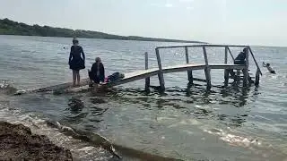 5 дней до лета. Обстановка на пляже поселок Сенной Темрюкский район Краснодарский край.