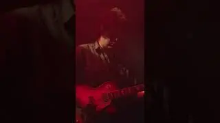 Küçük bir ana kendimizi hapsedip orada yaşayamaz mıyız?