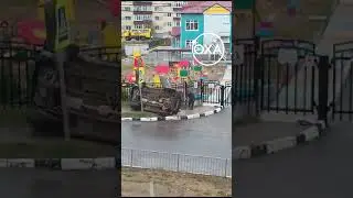 В Охе около детского сада опрокинулся внедорожник