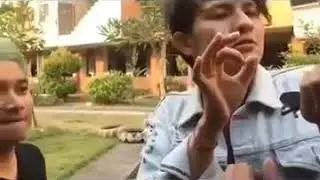 Mael'lee Ributin Bendera Indonesia disangka bendera nepall :D
