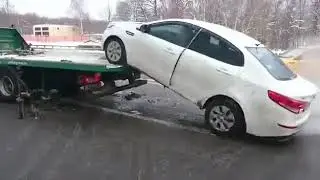 В Москве водитель забрал свой авто у эвакуаторщиков