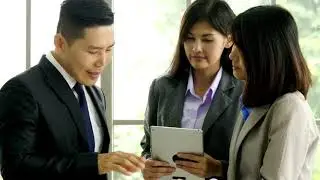 Footage: Empresario asiatico haciendo negocios con dos sexys mujeres 1080p