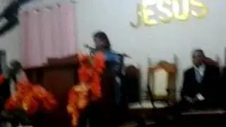 Sara louvando pela prin eira vez na igreja