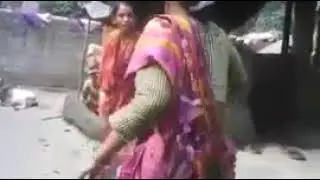 গ্রামের মহিলারা কিভাবে ঝগড়া করে