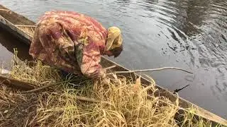 рыбалка на  обласке (оленевод-ханты Сергей Кечимов лодку делает сам)