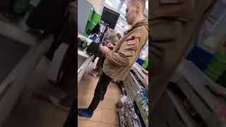 Руки-базуки помог бабуле, оплатил продукты