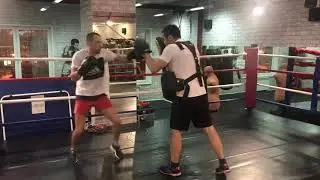 Средняя дистанция с ударами по корпусу. 3-3-4