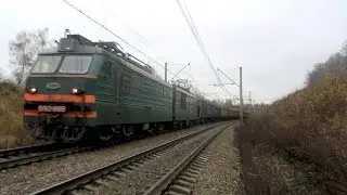 Электровоз ВЛ10К-888 с грузовым поездом и приветливый машинист