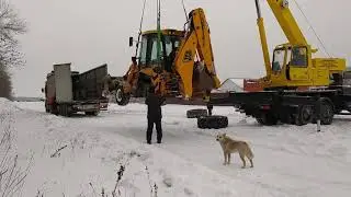 Погрузка экскаватора- погрузчика JCB краном в полуприцеп