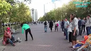 Уличный гитарист-виртуоз - Бах на гитаре!