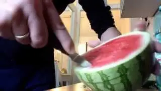 cut watermelon / Wassermelone schneiden / исећи лубеницу