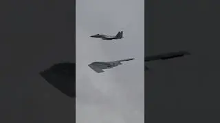 【謎...】B-2が小さいのかF-15がでかいのか？一緒に飛んでてもサイズ感が良く分からない謎の大きさ、何にしても変な形のステルス爆撃機B-2！これも三沢に来ないかなあ？