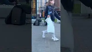 Люди нелюди, на заднем плане