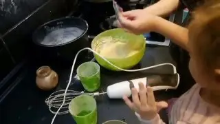 Кира делает тортик на 8 марта
