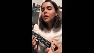 Yuya cantando y tocando el ukelele instagram stories