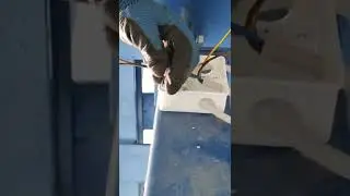 How and how is the electrical connection made?
