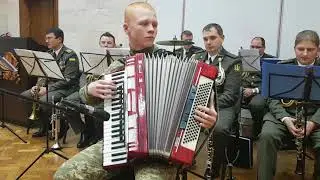 Курсант ВІКНУ грає на концерті 6 грудня