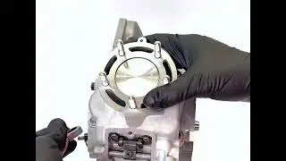 Come assemblare un cilindro completo di un motore 2 tempi Kawasaki Kx 125